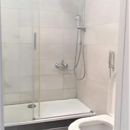 Guest house Shared Bedroom Fully Furnished, Central Lisbon